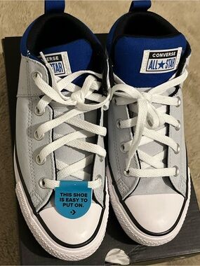 Converse Chuck Taylor All Star
Youth Boys Mid Top Shoe Size 6
Light/Royal Blue